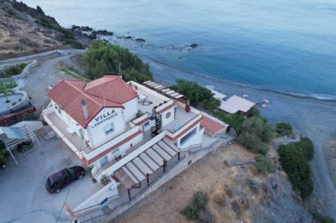 HNKL31-A Seafront hotel of 14 rooms on the south coast of Crete at Kali Limenes.