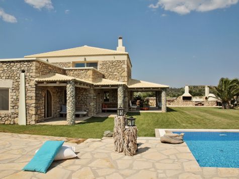 VP323-Luxurious large three bedroom villa with swimming pool in Pitsidia