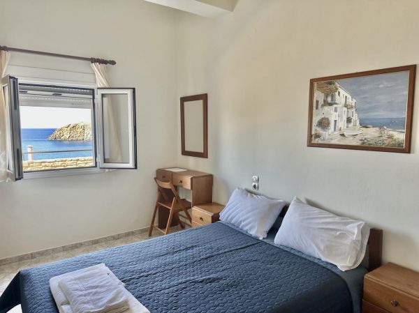 HNKL31-A Seafront hotel of 14 rooms on the south coast of Crete at Kali Limenes.  - 3