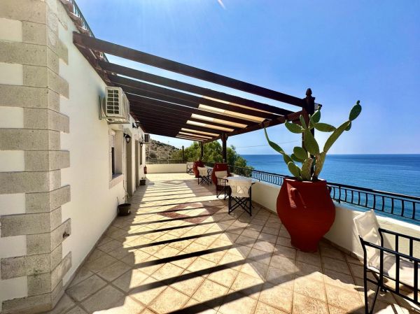 HNKL31-A Seafront hotel of 14 rooms on the south coast of Crete at Kali Limenes.  - 13