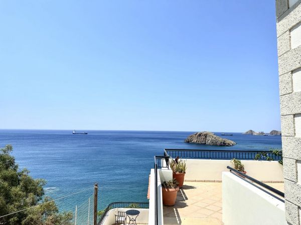 HNKL31-A Seafront hotel of 14 rooms on the south coast of Crete at Kali Limenes.  - 10