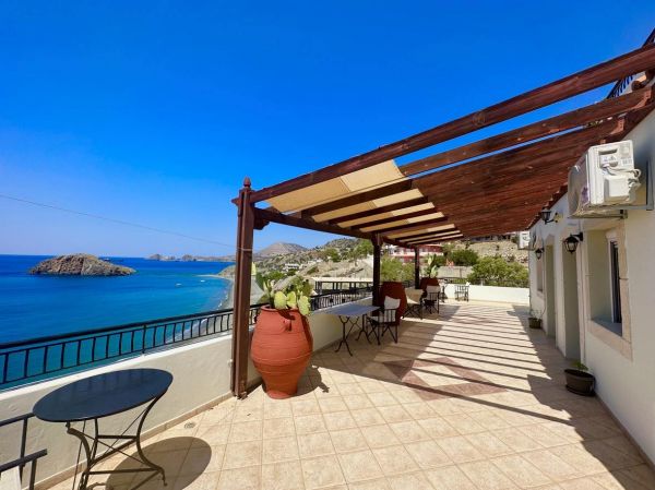 HNKL31-A Seafront hotel of 14 rooms on the south coast of Crete at Kali Limenes.  - 2