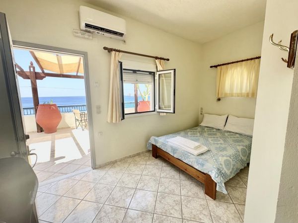 HNKL31-A Seafront hotel of 14 rooms on the south coast of Crete at Kali Limenes.  - 14