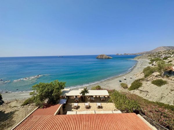 HNKL31-A Seafront hotel of 14 rooms on the south coast of Crete at Kali Limenes.  - 16