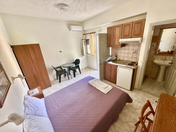 HNKL31-A Seafront hotel of 14 rooms on the south coast of Crete at Kali Limenes.  - 15