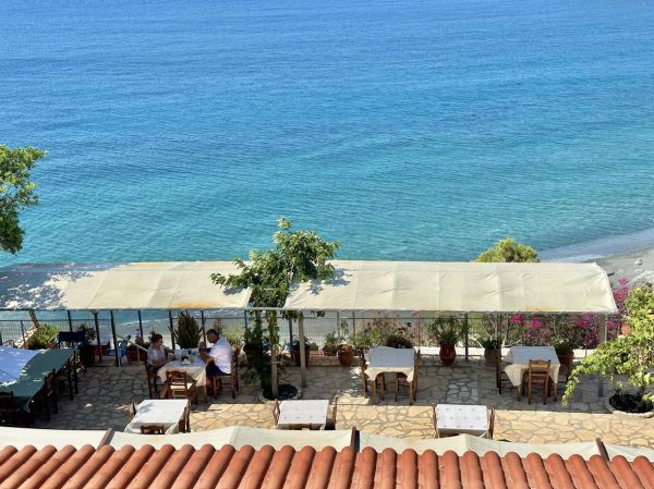 HNKL31-A Seafront hotel of 14 rooms on the south coast of Crete at Kali Limenes.  - 7