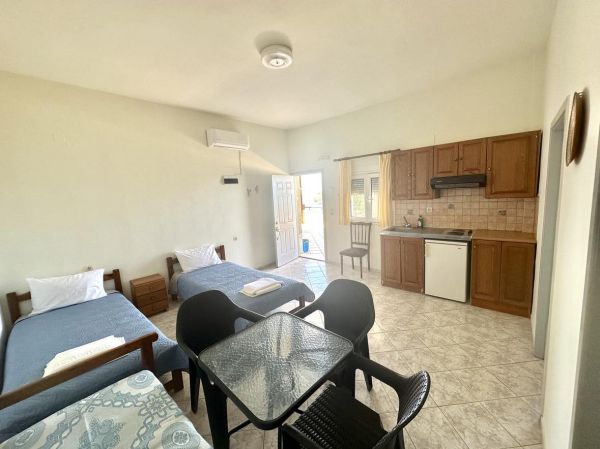 HNKL31-A Seafront hotel of 14 rooms on the south coast of Crete at Kali Limenes.  - 17