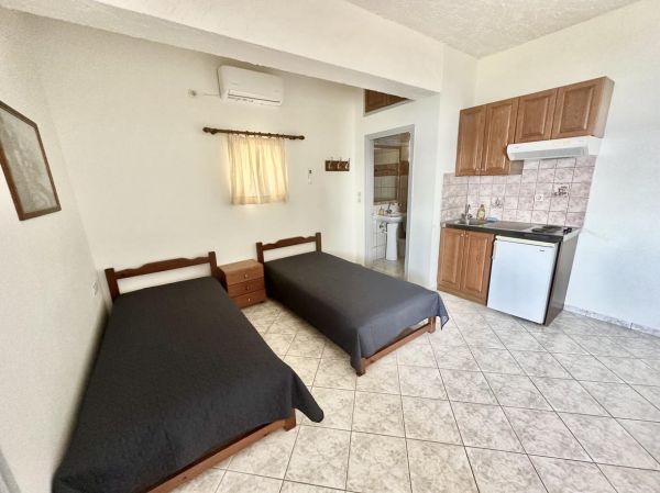 HNKL31-A Seafront hotel of 14 rooms on the south coast of Crete at Kali Limenes.  - 9