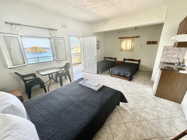 HNKL31-A Seafront hotel of 14 rooms on the south coast of Crete at Kali Limenes.  - 8