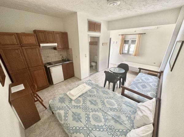 HNKL31-A Seafront hotel of 14 rooms on the south coast of Crete at Kali Limenes.  - 5