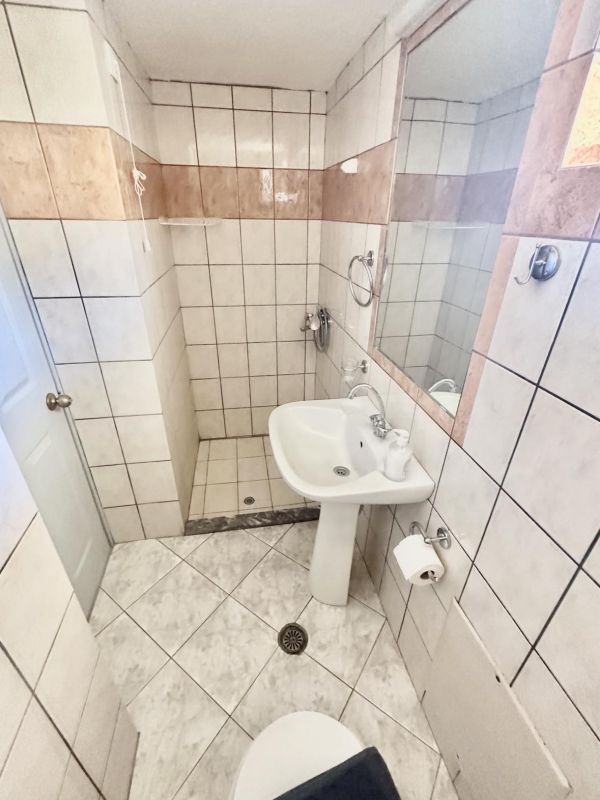 HNKL31-A Seafront hotel of 14 rooms on the south coast of Crete at Kali Limenes.  - 6