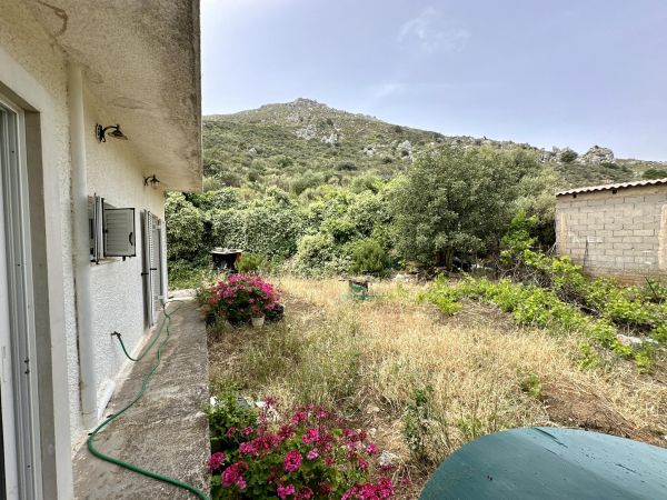VF330-A lovely village house with a large garden within the village of Frati - 12