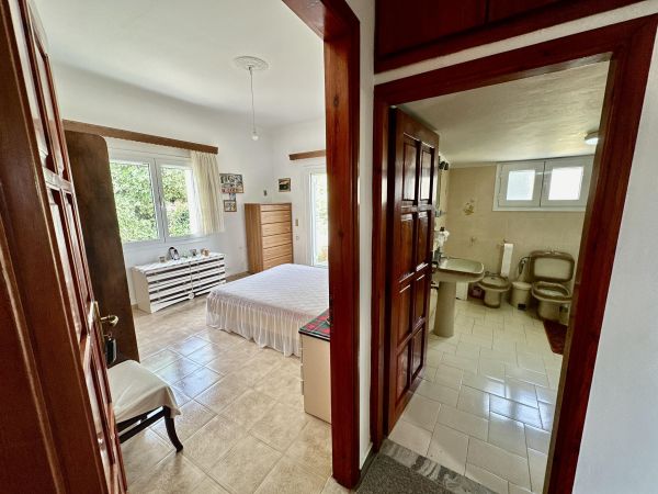 VF330-A lovely village house with a large garden within the village of Frati - 7