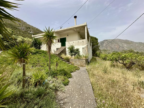 VF330-A lovely village house with a large garden within the village of Frati - 1
