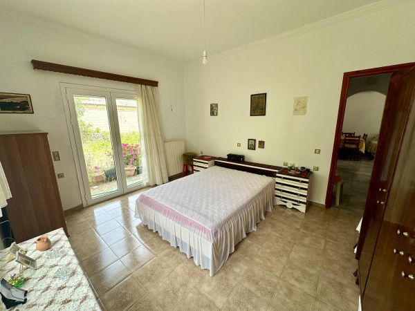 VF330-A lovely village house with a large garden within the village of Frati - 8