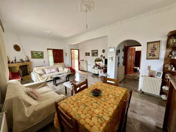 VF330-A lovely village house with a large garden within the village of Frati - 2