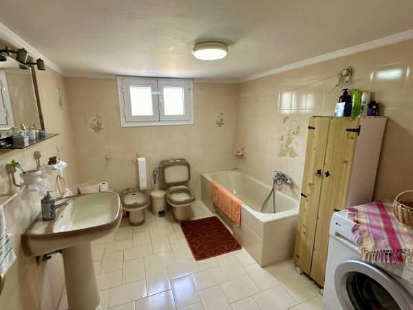 VF330-A lovely village house with a large garden within the village of Frati - 9