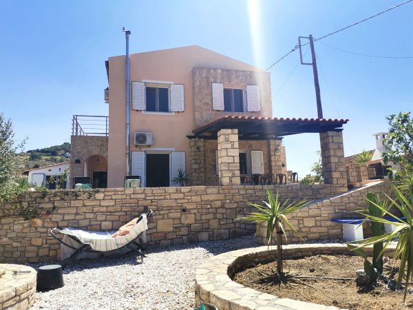 VMO 307 - A three bedroom villa with gardens and fantastic mountain views - 1