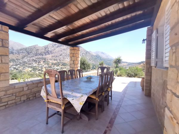 VMO 307 - A three bedroom villa with gardens and fantastic mountain views - 5