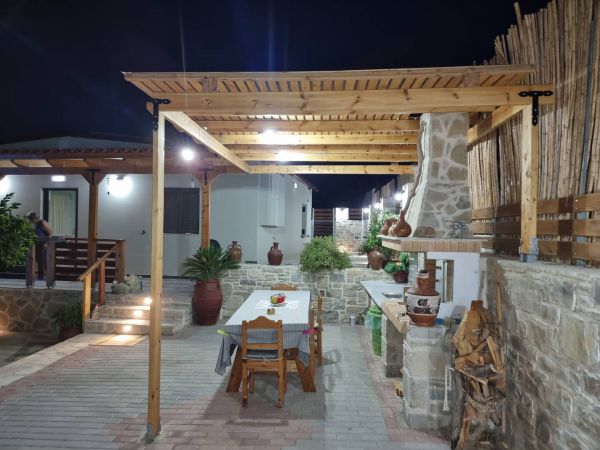 VPER320-A TWO BEDROOM VILLA WITH GARDEN AND SMALL SWIMMING POOL NEAR MIRES - 3